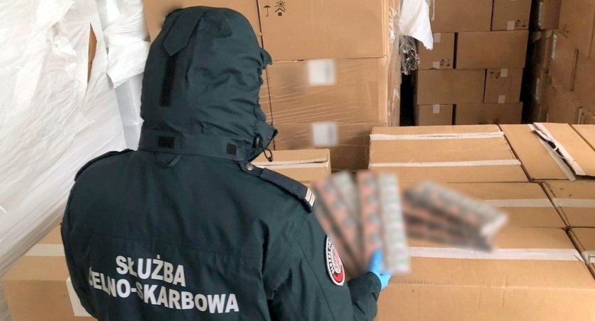 Grubo ponad 400 tysięcy paczek papierosów ukrytych było w litewskiej ciężarówce