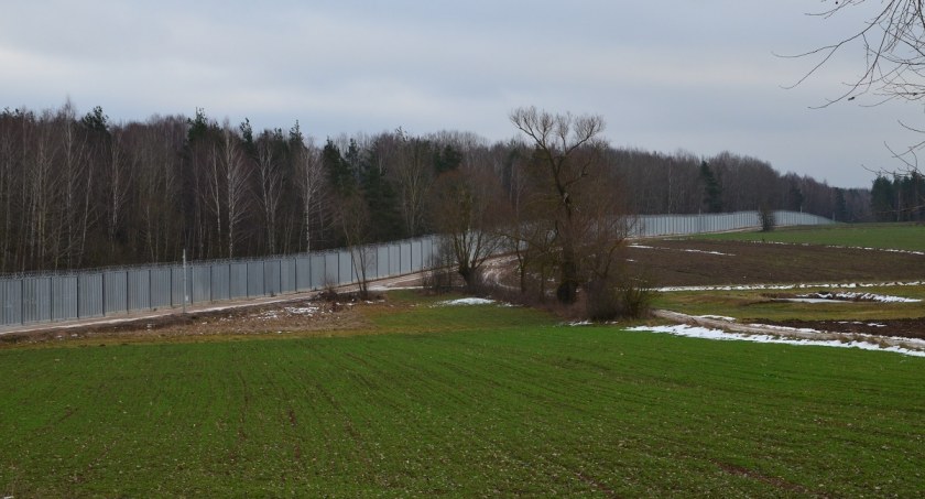 Straż Graniczna zatrzymała białoruskiego przemytnika i prawie 60 nielegalnych migrantów