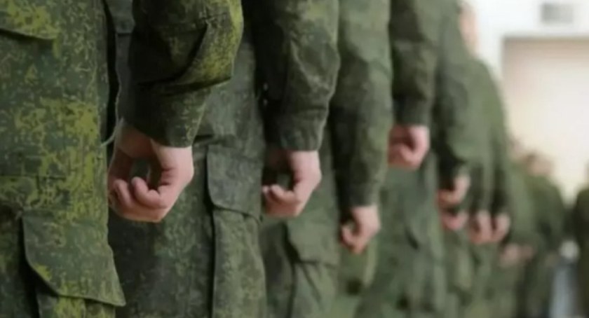 Do wzmocnienia struktur obronnych Krymu Rosja sprowadza poborowych