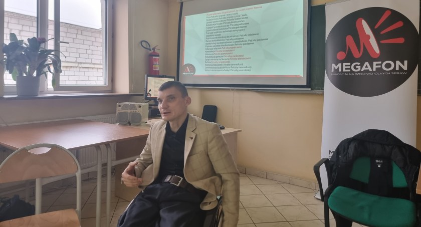 Tomasz Piesiecki w Zespole Szkół nr 10 przybliża młodzieży temat niepełnosprawności. Odbiór bardzo przychylny