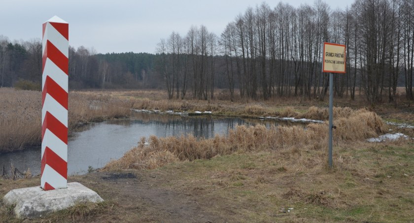 Znów blisko setka nielegalnych migrantów z Białorusi szturmowała polską granicę