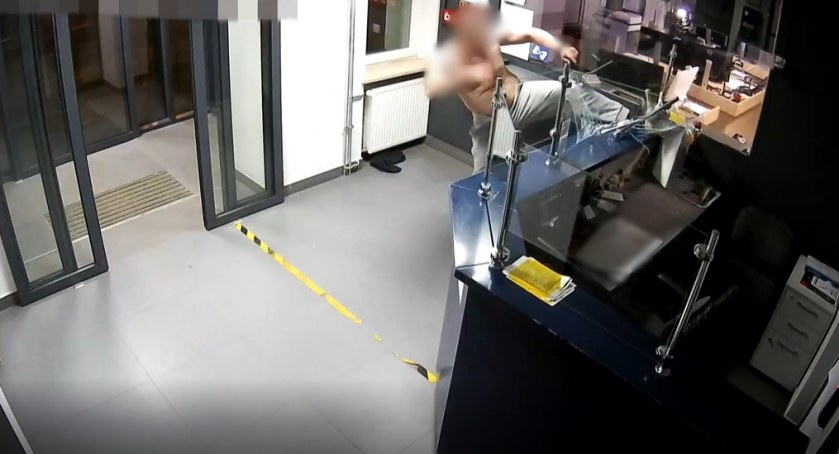 Mieszkaniec Zbójnej po tym jak podpalił samochód, wpadł na komendę i zniszczył poczekalnię. Zobacz wideo
