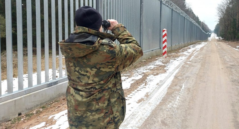 Straż Graniczna pomaga cudzoziemcom na granicy polsko – białoruskiej. W tym celu współpracuje z organizacjami pozarządowymi