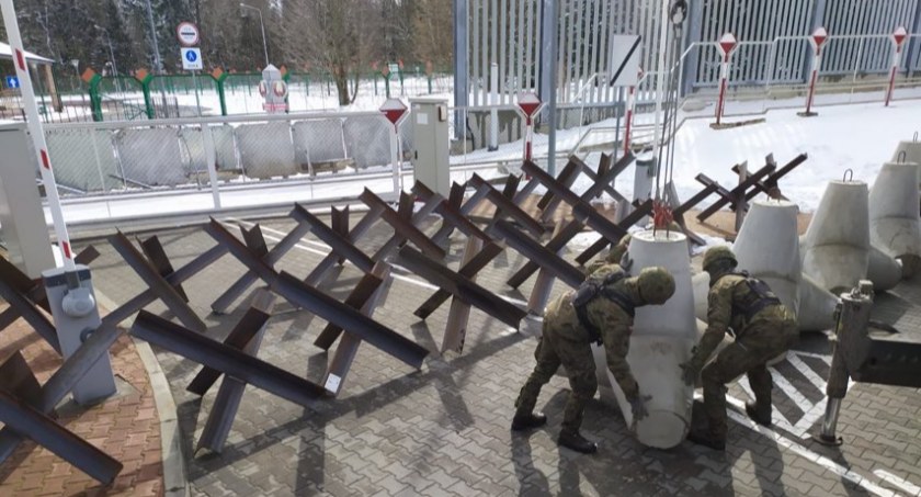 Żołnierze stawiają zapory przeciwczołgowe na granicy z Białorusią