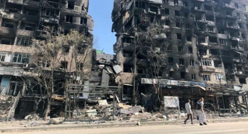 Rosjanie zniszczyli Mariupol doszczętnie. Bez dachu nad głową pozostaje przez to 57 tysięcy rodzin