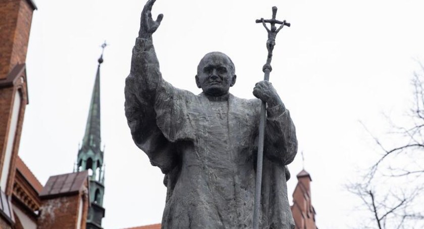 Trzech podlaskich posłów nie głosowało, a jeden był przeciw uchwale w sprawie obrony dobrego imienia św. Jana Pawła II
