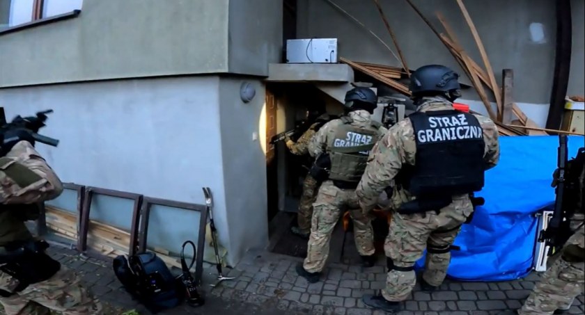 Tylko przez ostatnie dwa tygodnie Straż Graniczna zatrzymała 10 organizatorów przemytu ludzi. Zobacz wideo