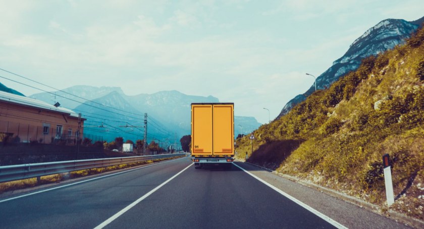 Transport ładunków drogą lądową – dlaczego jest tak ważny w dzisiejszym świecie?