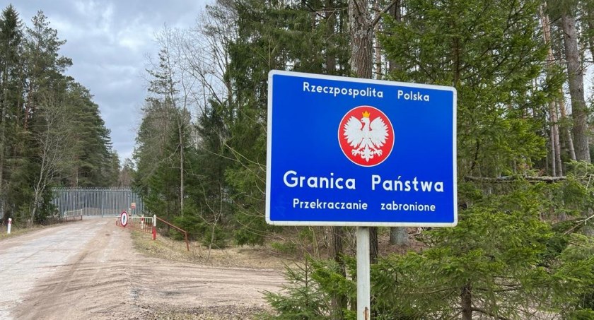 Białoruskie służby przywiozły migrantów w miejsce wybrane z premedytacją. Ale kamery nie spały [WIDEO]