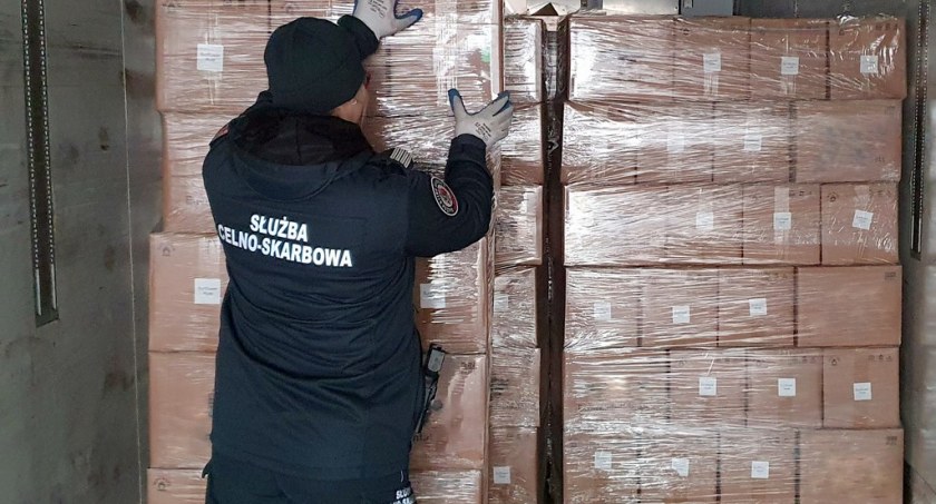 Teraz białoruskie papierosy wjeżdżają do Polski z Litwy. W Budzisku zatrzymano ciężarówkę [FOTO, WIDEO]