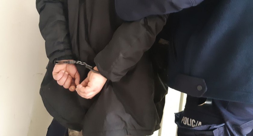 Skradzioną w sklepie wódkę pił między półkami. Policjanci zatrzymali „spragnionego” 40-latka