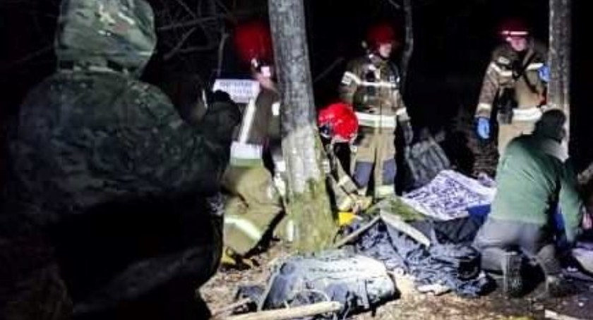 Znów trzeba było ratować z bagien nielegalnego migranta. W akcji ratowniczej strażnikom granicznym pomagali strażacy