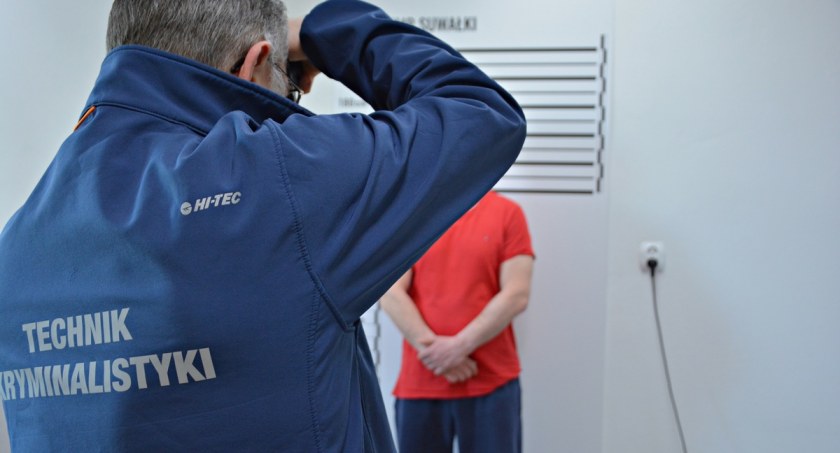 Zanim wytrzeźwiał w areszcie uszkodził samochód i pojemniki oraz groził ekspedientce