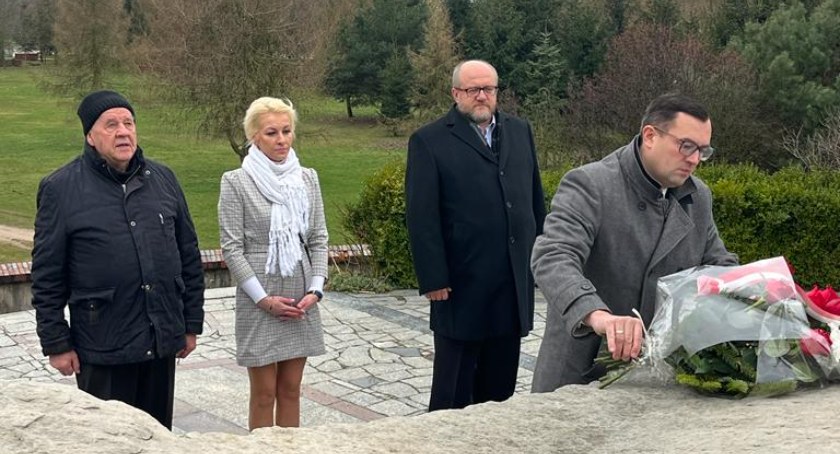 Pod pomnikiem Jana Pawła II kwiaty złożyli ludowcy