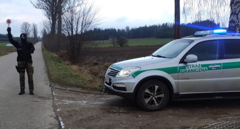Agresywni migranci zaatakowali polskich mundurowych. Duże grupy przemykały się też po cichu [WIDEO]