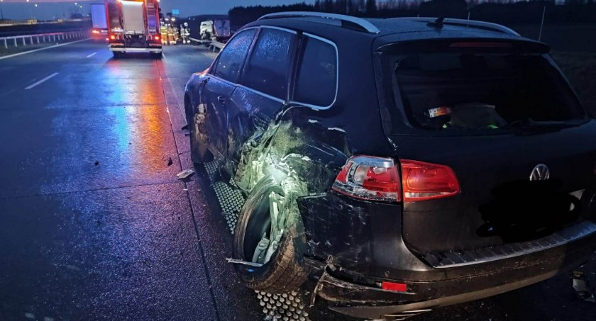 Wypadek na S61: ciężarówka uderzyła w osobówkę, jedna osoba w szpitalu