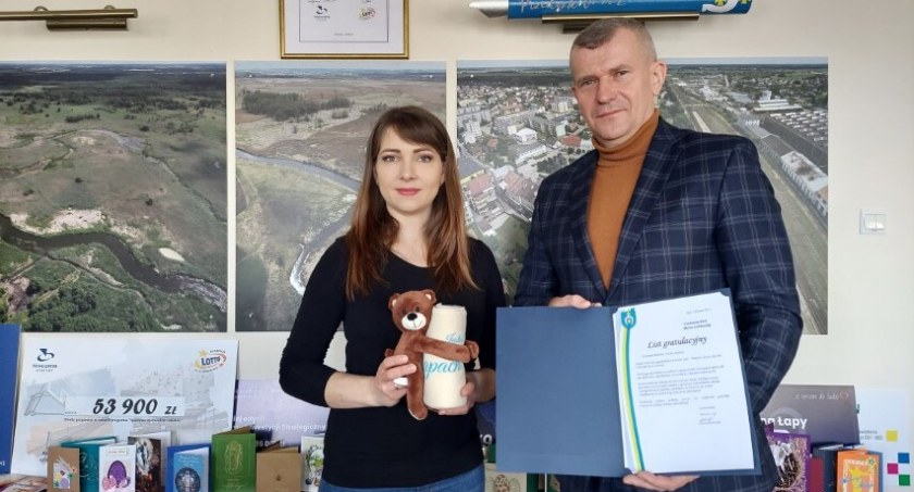 Mama małego Tomaszka odebrała pamiątkowy kocyk z rąk burmistrza Łap