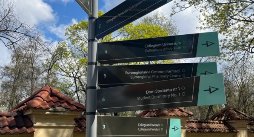 UMB ma już dwujęzyczne oznakowanie uczelni [ZDJĘCIA]