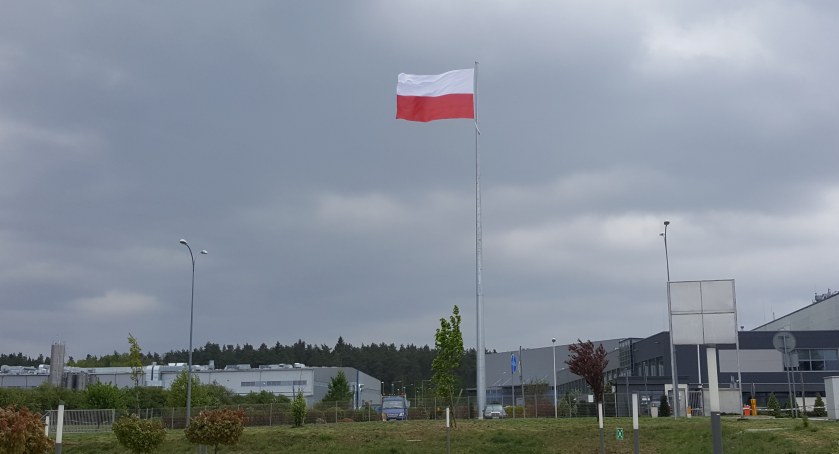 Dziś Dzień Flagi Narodowej. Z tej okazji MSWiA przygotowało miniprzewodnik „Biało-Czerwona”