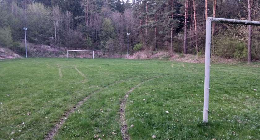 Wandale rozjechali boisko. Po nagłośnieniu potulnie naprawili murawę na swój koszt