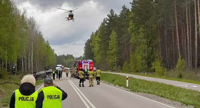 Dachowanie w Trześciance. Pasażer poniósł śmierć na miejscu, kilku jest rannych