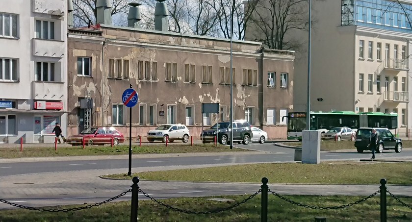 Brakuje miejsc parkingowych pod Departamentem Obsługi Mieszkańców. Jest pomysł, aby wybudować parking przy sąsiednim budynku