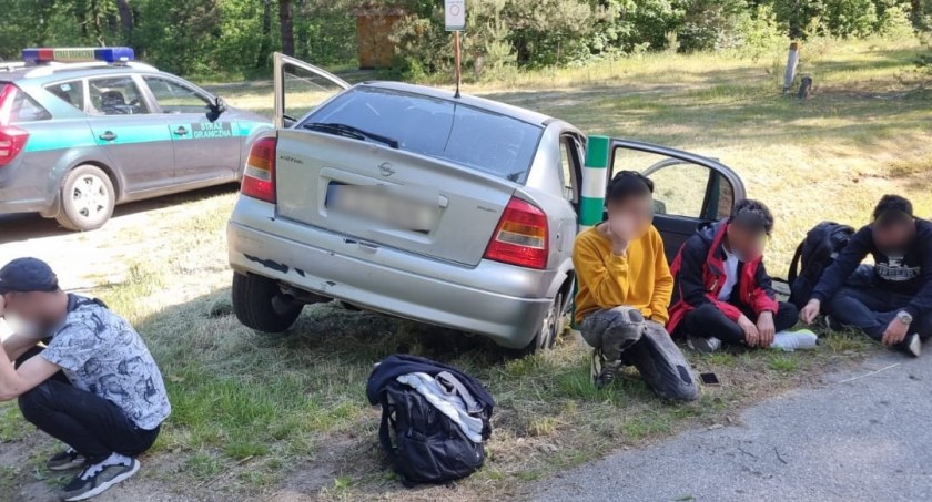 Strażnicy graniczni z Mielnika zatrzymali po pościgu kolejnych nielegalnych migrantów i przemytnika ludzi