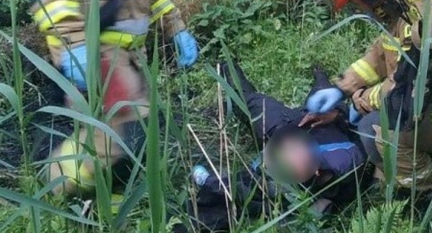 Strażnicy graniczni ze strażakami znów ratowali nielegalnego migranta, który utknął na bagnach
