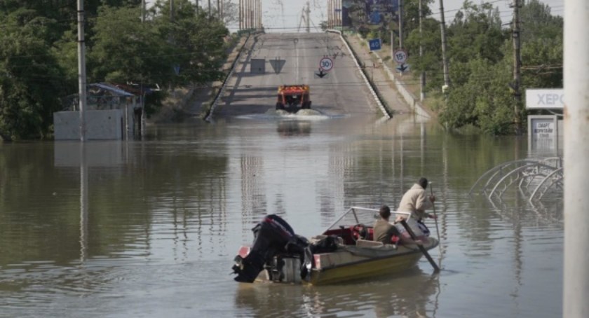 Służby ratunkowe z Chersonia odnotowały spadek tempa wzrostu wody po wysadzeniu tamy na Dnieprze