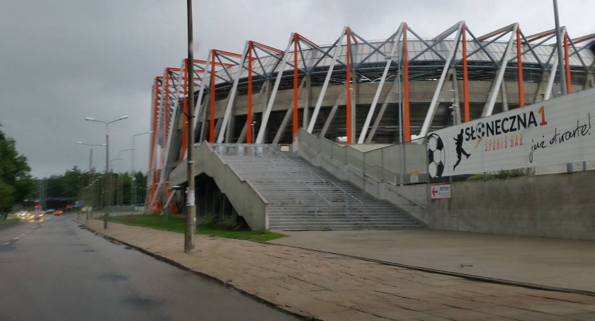 Kibice Jagiellonii mogą na mecze swojej drużyny jeździć poza Białystok. Władze klubu postawiły się spółce Stadion Miejski