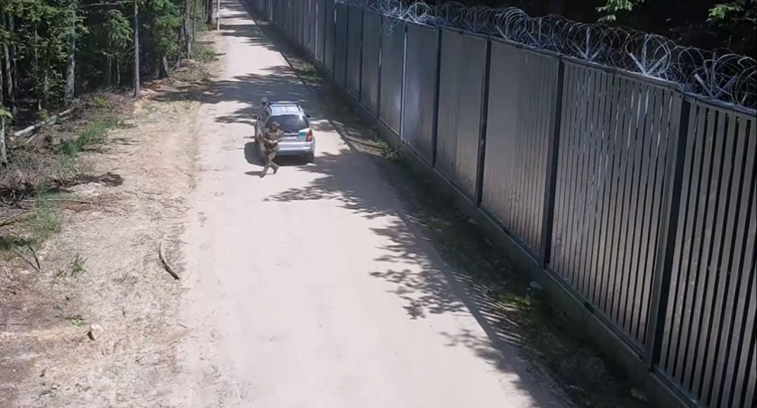 Nielegalni migranci znów zaatakowali polskie służby. Kostkę brukową i konary dostarczyły im służby białoruskie