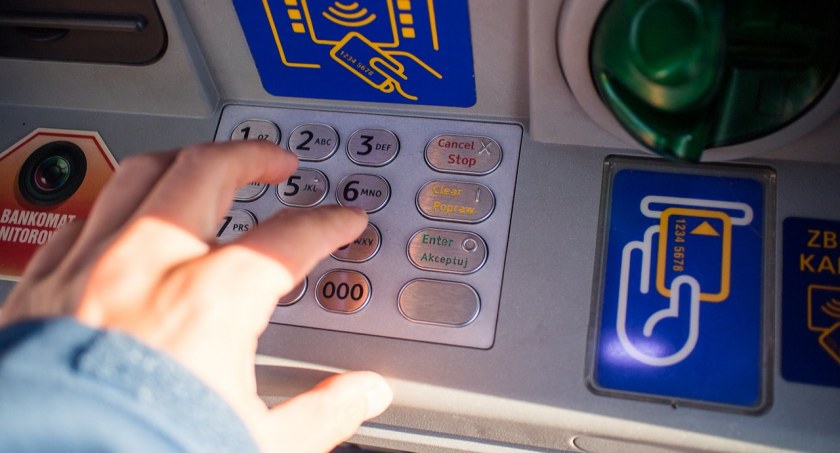 Emeryci wolą dostawać pieniądze na konta. Na Podlasiu listonosza wyczekuje tylko kilkanaście procent