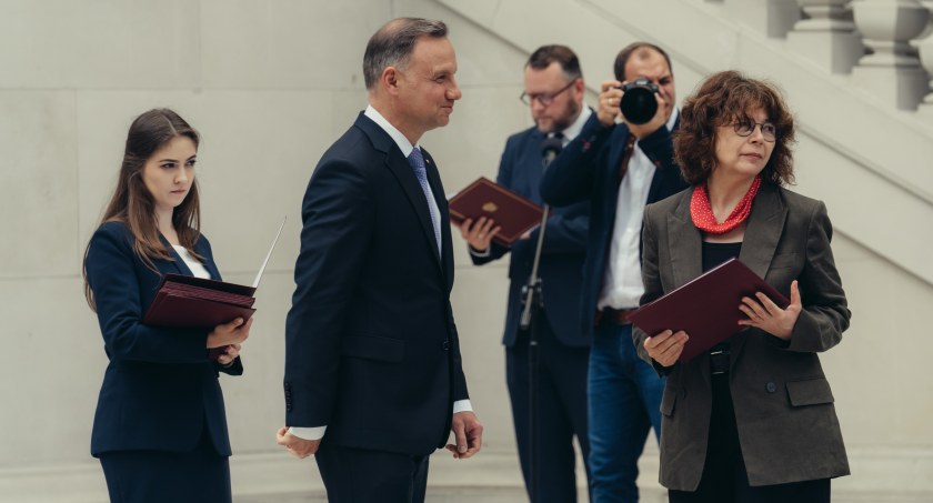 Prezydent RP wręczył nominację profesorką Elżbiecie Dąbrowicz z UwB