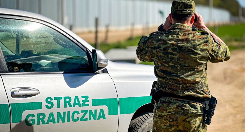 Strażnicy graniczni znów zatrzymali ponad setkę nielegalnych migrantów oraz jednego przemytnika ludzi