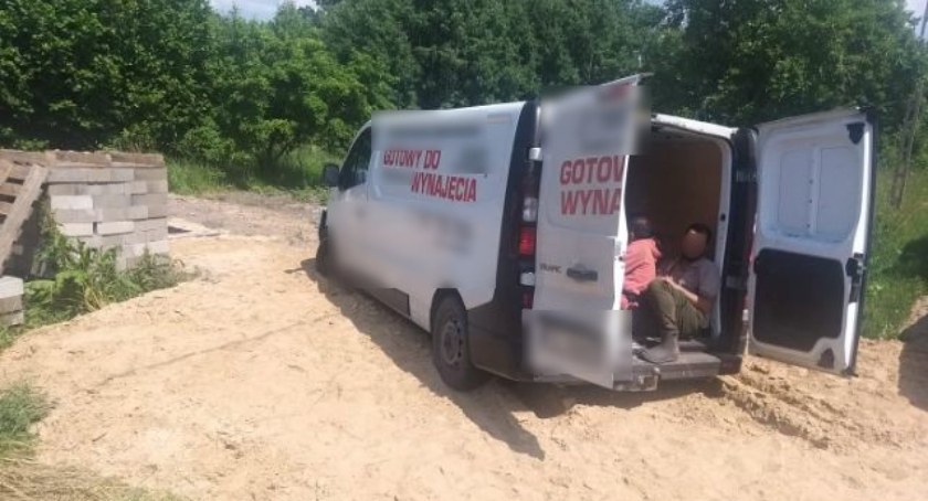 Nie zatrzymał się do kontroli. Okazało się, że wiózł nielegalnych migrantów