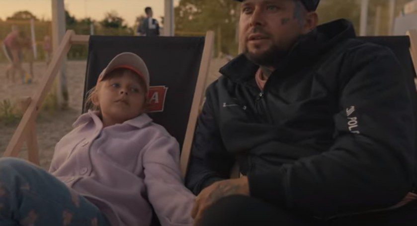 ToTylkoCzłowiek ze wzruszającą piosenką o miłości. Daniel śpiewa ją z córką [PREMIERA]