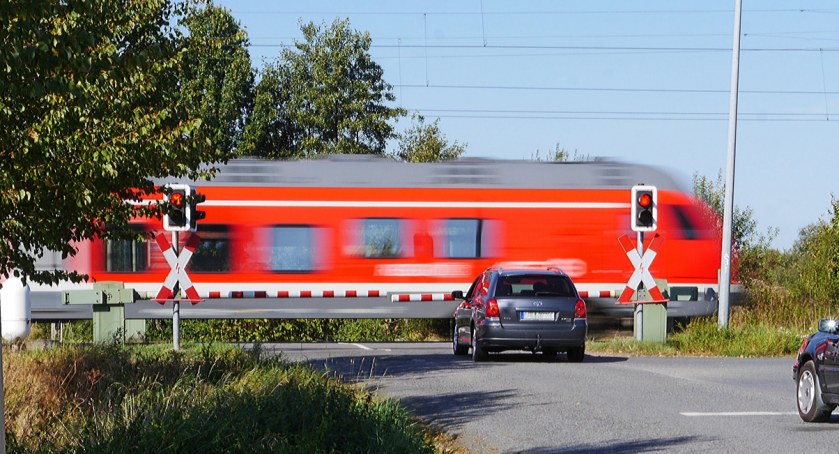 Co robić, gdy auto stanie na torach? [WIDEO]