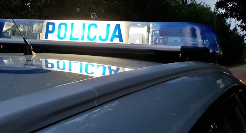 Dwóch policjantów trafiło do szpitala po zderzeniu z osobówką