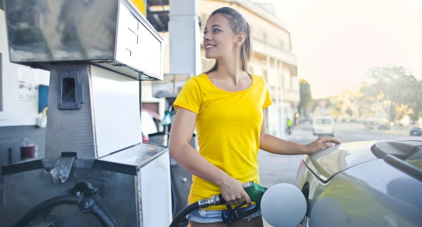 Podczas wakacji tańsze tankowanie dla lojalnych kierowców. Sprawdzamy oferty promocyjne