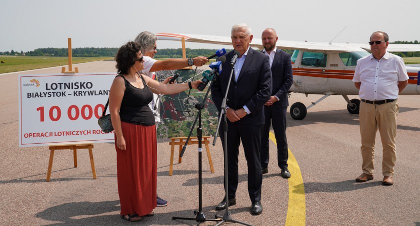 W sprawie lotniska Krywlany Tadeusz Truskolaski zrzuca winę na rząd, Lasy Państwowe i marszałka Kosickiego
