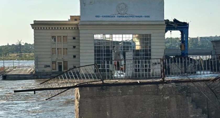 Na terenach dotkniętych katastrofą elektrowni w Nowej Kachowce przywracane są dostawy wody