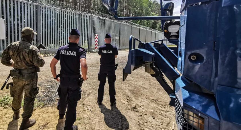 Ramię w ramię policjanci ze strażnikami granicznymi pilnują bezpieczeństwa granicy państwowej