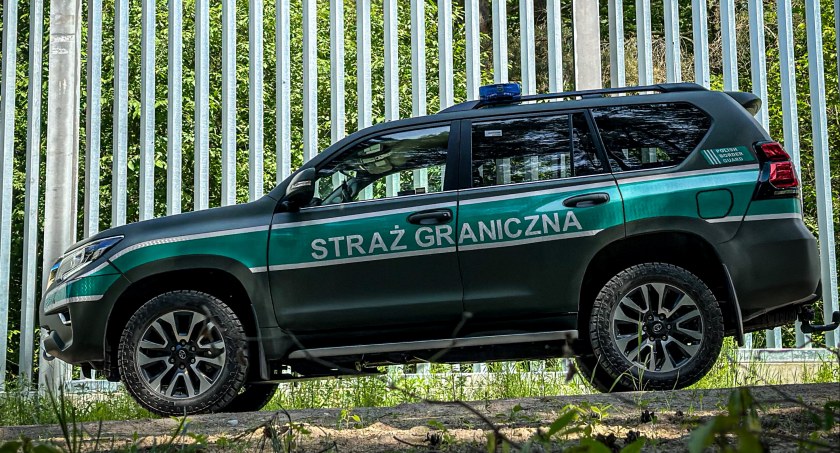 Kolejny pojazd Straży Granicznej zniszczony przez nielegalnych migrantów