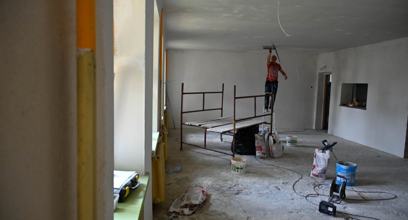 W przedszkolach i szkołach praca wre - ruszyły remonty