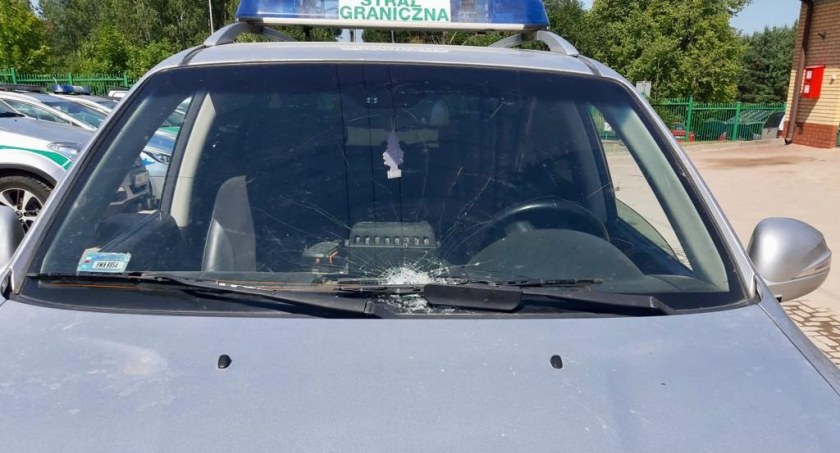 Nielegalni migranci zniszczyli kolejny pojazd Straży Granicznej