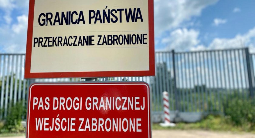 Do Polski minionej doby próbowało się przedostać ponad 70 nielegalnych migrantów. Znów doszło do ataków na polskie patrole i nawet słupek