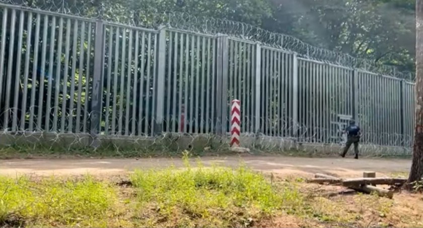 Cudzoziemcy atakują polskie patrole z pomocą białoruskich służb. Zobacz to wideo