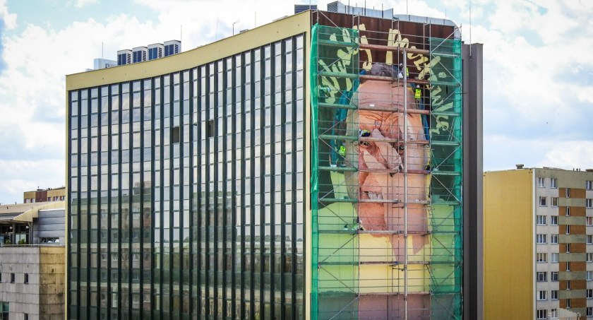 Mural z Babcią Eugenią już powstaje. Lada moment będzie gotowy. Czy będzie się nim lansował Rafał Rudnicki?