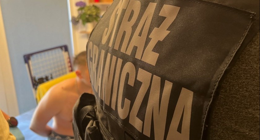 Zajmował się przemytem ludzi. Strażnicy graniczni z Narewki zatrzymali w miejscu zamieszkania młodego Ukraińca. Zobacz wideo z tej akcji