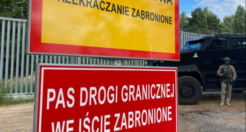 Petardami obrzucali polskie patrole nielegalni migranci z Białorusi